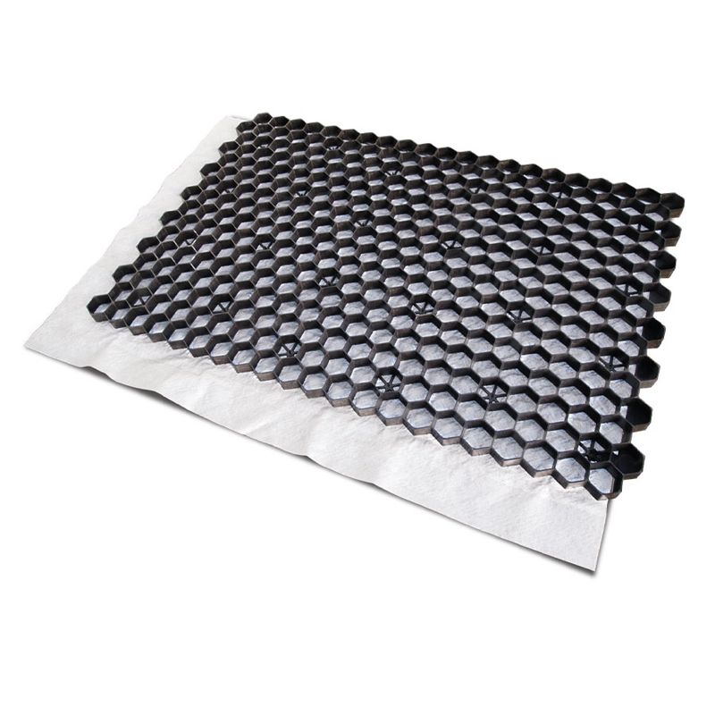 Schwarze Kiesstabilisierungsmatte mit Wabenstruktur auf weissem Vlies